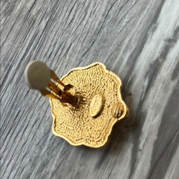 Escada Vintage red enamel poppy clip-on earrings - Picture 4 of 9